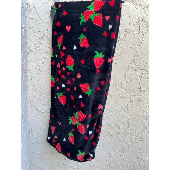 Betsey Johnson Strawberry Throw Blanket 50x70 Black - Picture 2 of 3